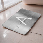 Alfombrilla De Baño Nombre de monograma Metalizado cepillado plateado<br><div class="desc">Faux De Plata Cepillado Metalizado De Acero Inoxidable Elegante Monograma Mat De Baño. Este Bath Mat es perfecto para decorar su cuarto de baño en Rosa Gold.</div>