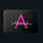 Alfombrilla De Baño Nombre del Monograma de Giro del Guión Negro Calie<br><div class="desc">Matas de Bath de escritura simple negra y rosa caliente. Esto hace que la graduación perfecta,  el cumpleaños,  la boda,  la ducha de novia,  el aniversario,  la ducha de bebé o la fiesta de soltera sea un regalo para alguien que ama el lujo glam y los estilos elegantes.</div>