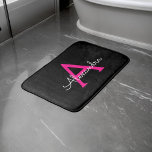 Alfombrilla De Baño Nombre del Monograma de Giro del Guión Negro Calie<br><div class="desc">Matas de Bath de escritura simple negra y rosa caliente. Esto hace que la graduación perfecta,  el cumpleaños,  la boda,  la ducha de novia,  el aniversario,  la ducha de bebé o la fiesta de soltera sea un regalo para alguien que ama el lujo glam y los estilos elegantes.</div>