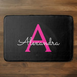 Alfombrilla De Baño Nombre del Monograma de Giro del Guión Negro Calie<br><div class="desc">Matas de Bath de escritura simple negra y rosa caliente. Esto hace que la graduación perfecta,  el cumpleaños,  la boda,  la ducha de novia,  el aniversario,  la ducha de bebé o la fiesta de soltera sea un regalo para alguien que ama el lujo glam y los estilos elegantes.</div>