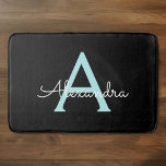 Alfombrilla De Baño Nombre del Monograma de la Girona del Guión Azul V<br><div class="desc">Matas de Baño con un sencillo guión en blanco negro y azul Aqua Blue Teal. Esto hace que la graduación perfecta, el cumpleaños, el boda, la ducha de novia, el aniversario, la ducha de bebé o la fiesta de soltera sea un regalo para alguien que ama el lujo glam y...</div>