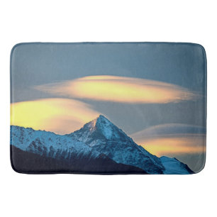 Alfombrilla De Baño Nubes Únicas Sobre Montañas Cubiertas de Nieve