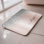 Alfombrilla De Baño Oro Rosa - Monograma de Glitter Plateado Rosa Sonr<br><div class="desc">Oro Rosa - Alfombras de Baño con Monograma de Metal Brillante con Purpurina Metálica Falsa de Plata y Rosa Sonrojado. Esto hace el regalo perfecto de graduación, cumpleaños, boda, ducha de novia, aniversario, ducha de bebé o fiesta de despedida de soltera para alguien que ama el lujo glamoroso y los...</div>