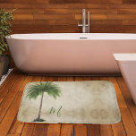 Alfombrilla De Baño Palm Tree Vintage<br><div class="desc">La elegante palmera forma parte del dosel forestal sobre la inicial o la inicial de tu familia. Elegante diseño tropical vintage. La palmera se encuentra al fondo de un mármol de champán.</div>