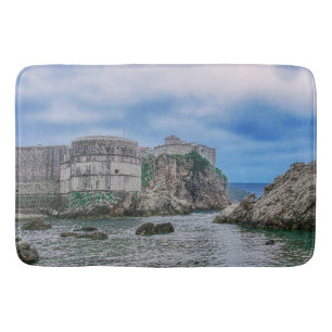Alfombrilla De Baño Paredes de fortaleza, costa rocosa y mar en Croaci