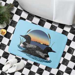 Alfombrilla De Baño Pareja de somormujos Lago Azul al Atardecer Fauna 