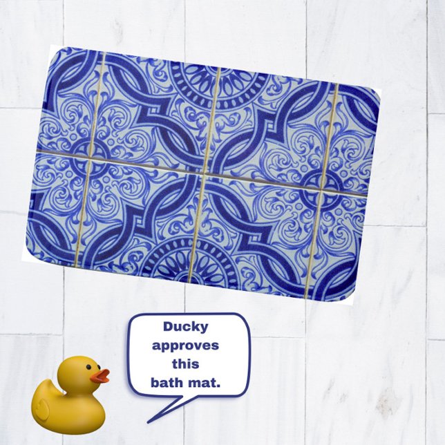 Alfombrilla De Baño Patrón Azulejo Azulejo Azul + Blanco Mediterráneo (An elegant, blue + white Mediterranean tile pattern bathmat. Ducky-approved.)