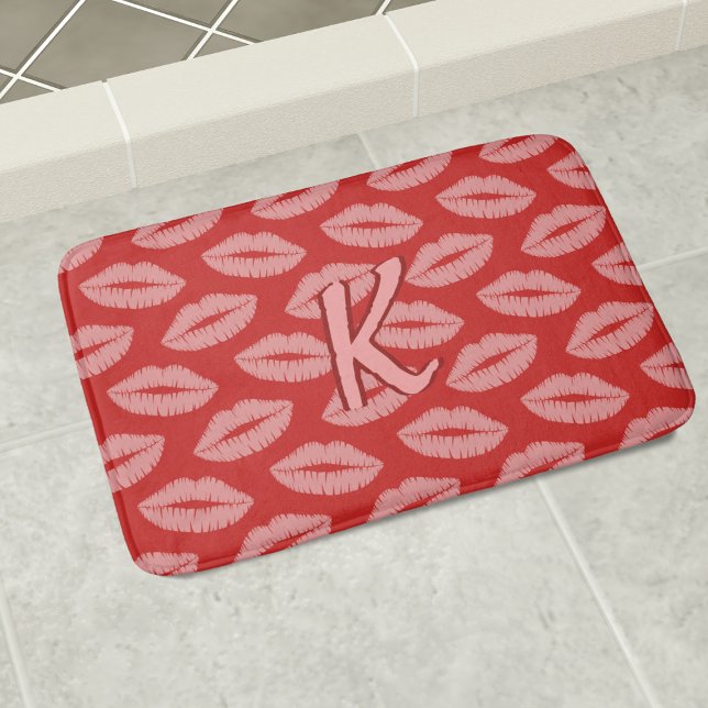 Alfombrilla De Baño Patrón de besos de lápiz labial rojo y rosa mate d (A red & pink lipstick kiss pattern bath mat. Available in 3 sizes - small, medium & large.)