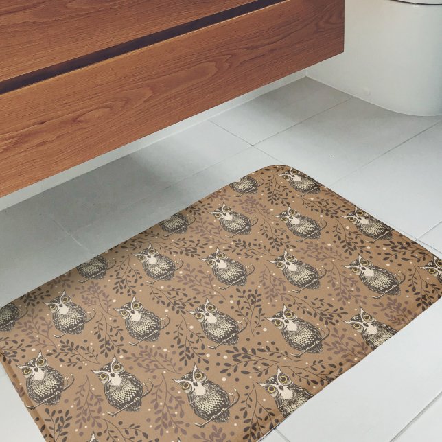 Alfombrilla De Baño Patrón de bosques ilustrado de lechuza marrón (Owl Pattern Bath Mat)