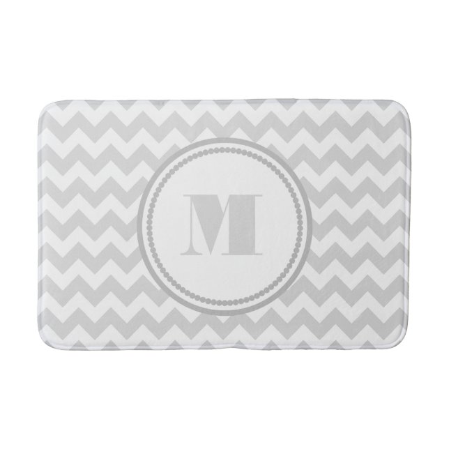 Alfombrilla De Baño Patrón de chevron rayado blanco y gris monogramado (Anverso)