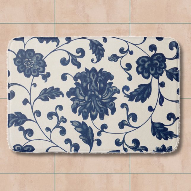 Alfombrilla De Baño Patrón de Chinoiserie azul vintage (Add a touch of blue and white vintage elegance to your bathroom with this floral botanical bath mat.)