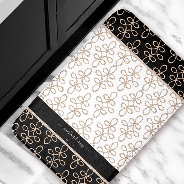 Alfombrilla De Baño Patrón de filigrí Monograma Beige Negro Elegante (Filigree Pattern Monogram Beige Black Elegant Bath Mat)