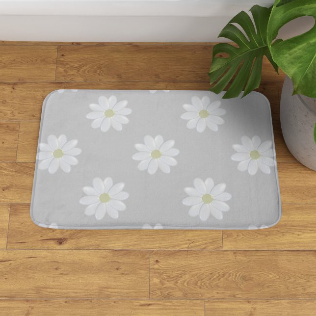 Alfombrilla De Baño Patrón de flor de margarita blanca suave (A soft gray bath mat with a cute white daisy pattern. )