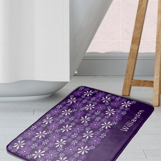 Alfombrilla De Baño Patrón de flor morado oscuro monogramado elegante (Stylish Monogrammed Dark Purple Flower Pattern Bath Mat)