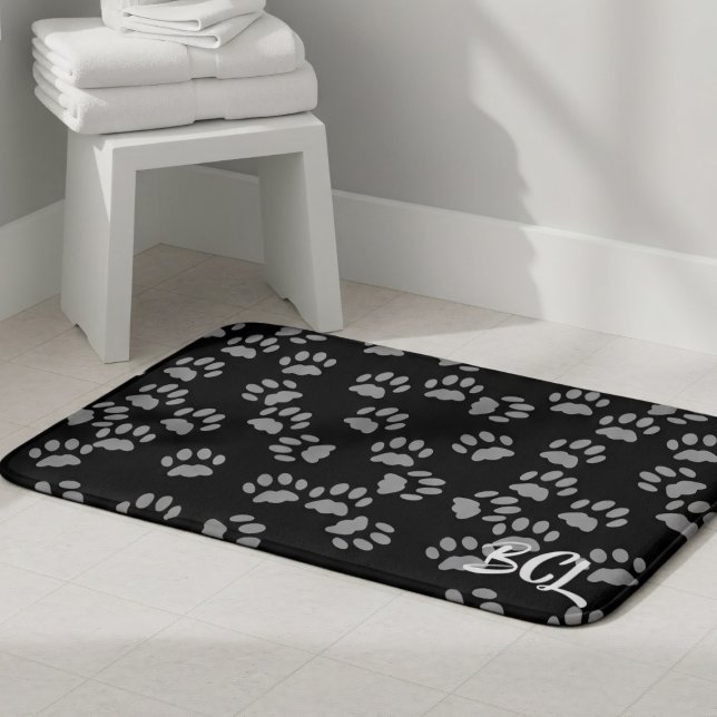 Alfombrilla De Baño Patrón de impresión de papel negro y gris (Looking for a quick bathroom update? Add your initials to this black and grey paw print bath mat )