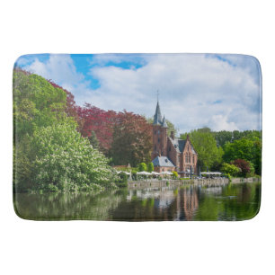 Alfombrilla De Baño Pequeño castillo cerca del lago en Brujas, Bélgica