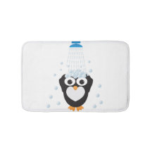 Pingüino lindo que toma una ducha