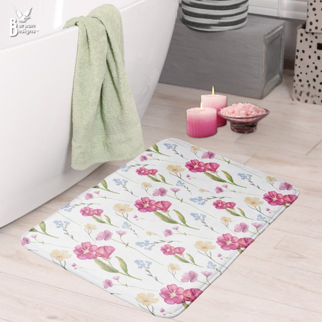 Alfombrilla De Baño Pink Floral Watercolor Wildflower (Pretty pink floral watercolor wildflower pattern bath mat. Matching home decor gifts available.)