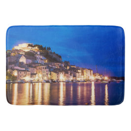 Alfombrilla De Baño Pueblo croata Sibenik de noche.
