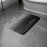 Alfombrilla De Baño Purpurina Plata Negro Script Monograma Nombre Giro<br><div class="desc">Purpurina de espuma negro y plata manuscrito Monograma Nombre Matas de baño. Esto hace que la graduación perfecta, el cumpleaños, la boda, la ducha de novia, el aniversario, la ducha de bebé o la fiesta de soltera sea un regalo para alguien que ama el lujo glam y los estilos elegantes....</div>