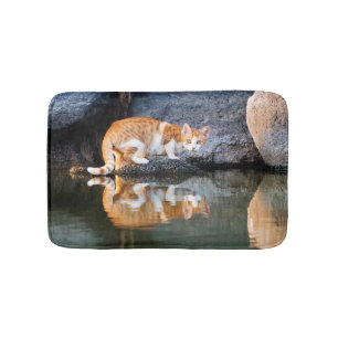 Alfombrilla De Baño Reflexión del gato en una foto divertida de Pond W