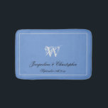 Alfombrilla De Baño Regalo boda Elegante Monograma Moda de regalo reci<br><div class="desc">Regalo boda Elegante Monograma Mat de Moda de regalo recién casada. Hermosa alfombra de baño monogramada azul y gris claro personalizada. Buen guión clásico monogramado de apellido inicial, y los nombres de la novia y el novio y la fecha en un fondo azul sólido. Un regalo encantador para recién casados,...</div>