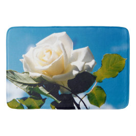 Alfombrilla De Baño Rosa blanca bajo cielo azul