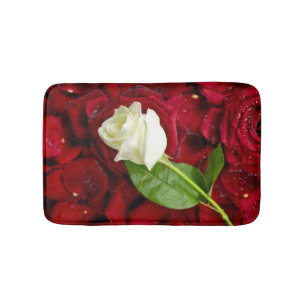 Alfombrilla De Baño Rosa blanco en los pétalos rojos