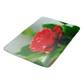 Alfombrilla De Baño Rosa Roja de la pasión cubierta de rocío