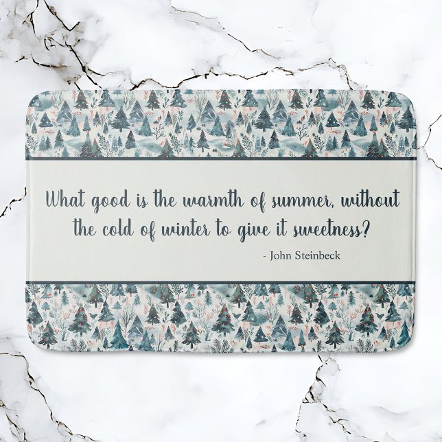 Alfombrilla De Baño Serenidad de los bosques de invierno (Winter Forest Serenity Bath Mat featuring John Steinbeck quote.)
