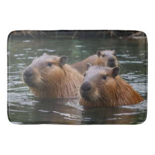 Alfombrilla De Baño "Serenidad fluvial: Capybaras nadando en el caudal