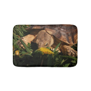 Alfombrilla De Baño Sulcata Tortoise en flores de hierba y de ddelión