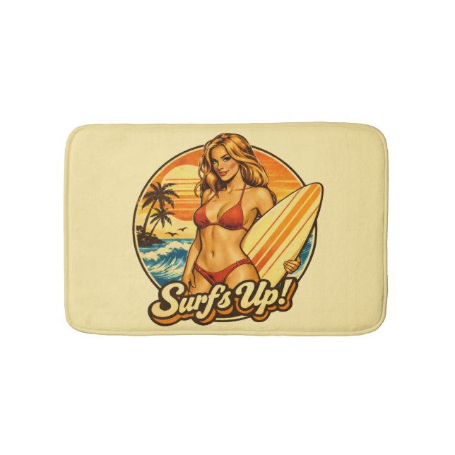 Alfombrilla De Baño Surf's Up Bikini Pin-Up | Retro Surf Shop Graphic (Anverso)