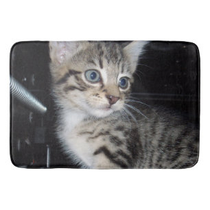 Alfombrilla De Baño "Susurros de problemas: el gatito travieso