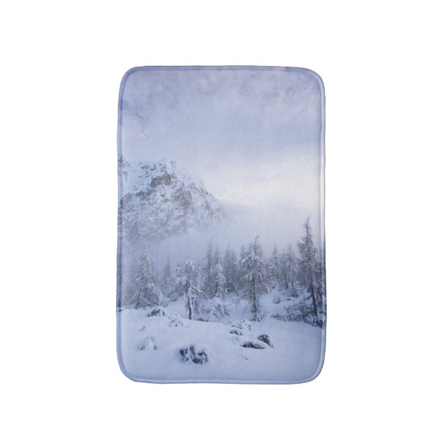 Alfombrilla De Baño Tierras maravillosas del invierno, niebla, bosque  (Frente vertical)