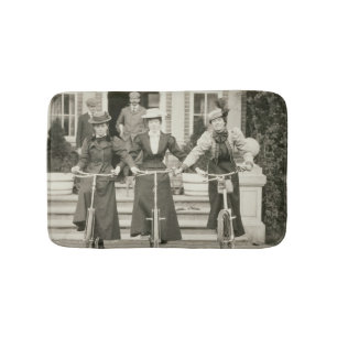 Alfombrilla De Baño Tres mujeres en las bicicletas, 1900s tempranos