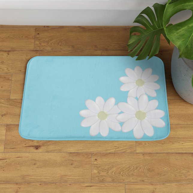 Alfombrilla De Baño Trío de flores de margarita blancas Aqua Blue Bath (A trio of daisies on this aqua blue bath mat. )