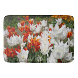Alfombrilla De Baño Tulipanes blancos y jengibre en el jardín