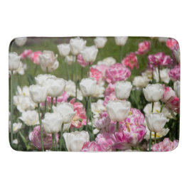 Alfombrilla De Baño Tulipanes blancos y rosados brillantes en un solea