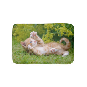 Alfombrilla De Baño Un gatito de gatito lindo y divertido jugando en u