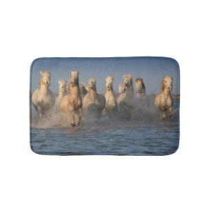 Alfombrilla De Baño Un grupo de caballos blancos en la región de