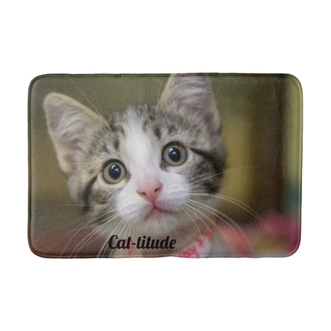 Alfombrilla De Baño Un lindo gatito con ojos verdes (Anverso)