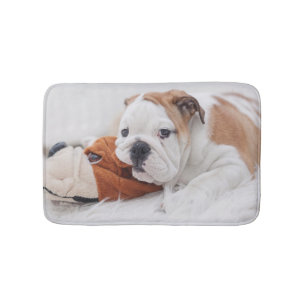 Alfombrilla De Baño Un perrito inglés del bulldog que juega con un