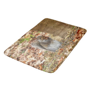 Alfombrilla De Baño Una ardilla hambrienta
