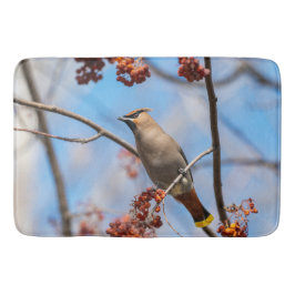 Alfombrilla De Baño Waxwing bohemio, pájaro con fondo azul