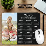 Alfombrilla De Ratón 2025 Calendario Personalizado Foto Familia Moderna<br><div class="desc">Presentamos el calendario moderno de Mousepad 2025. Este versátil accesorio para escritorio combina perfectamente la funcionalidad con el estilo, perfecto para cualquier oficina o espacio de trabajo en casa. Con un diseño elegante y sencillo, este mousepad incluye un conveniente calendario para facilitar la consulta durante todo el año. Lo que...</div>