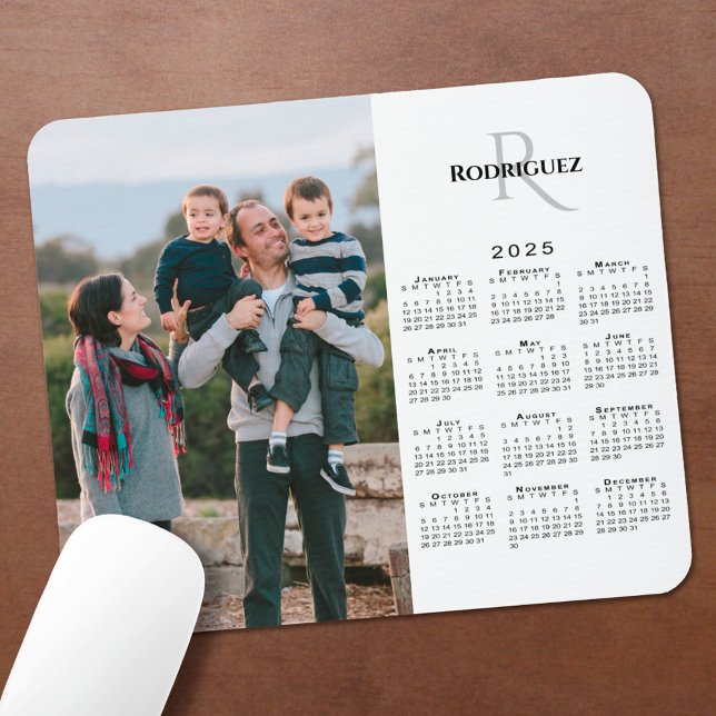 Alfombrilla De Ratón 2025 Personalizado del calendario Nombre del monog (2025 Calendar Custom Photo Monogram Name on White Mouse Pad in situ)