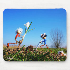 Alfombrilla De Ratón 2 Fubby's die een bol krokus planten.
