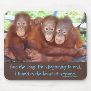 Alfombrilla De Ratón Abrazo dulce tres del amigo una muchedumbre