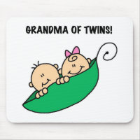 Abuela de gemelos con polos y regalos